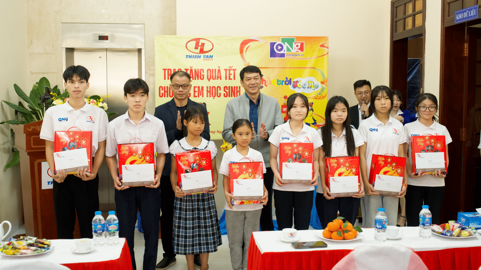 Thiên Tân Group trao quà tết cho học sinh trong chương trình "Chân trời ước mơ"