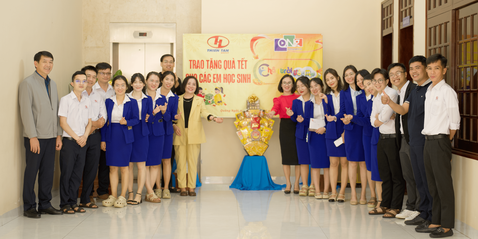 Nhìn lại khoảnh khắc tại buổi trao tặng quà Tết cho các em học sinh trong chương trình học bổng "Chân trời ước mơ"