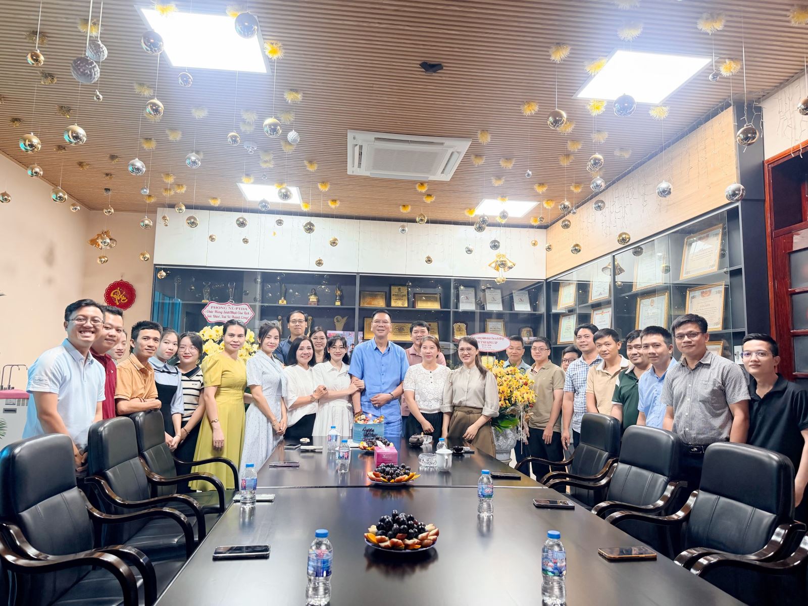 TOÀN THỂ CÁN BỘ NHÂN VIÊN THIÊN TÂN GROUP CHÚC MỪNG SINH NHẬT CHỦ TỊCH HĐQT HUỲNH KIM LẬP (10/05)