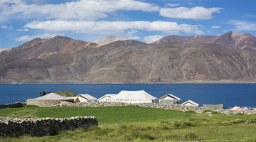 Mê đắm hồ nước đổi màu Pangong